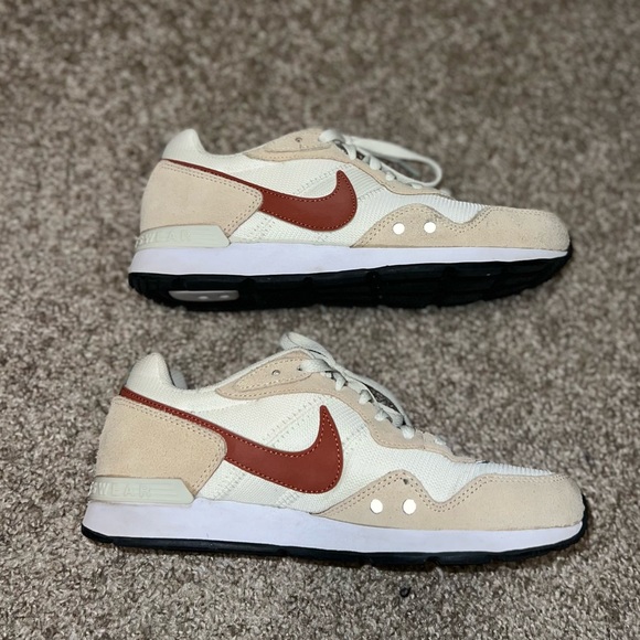 nike sneakers - Picture 3 of 6